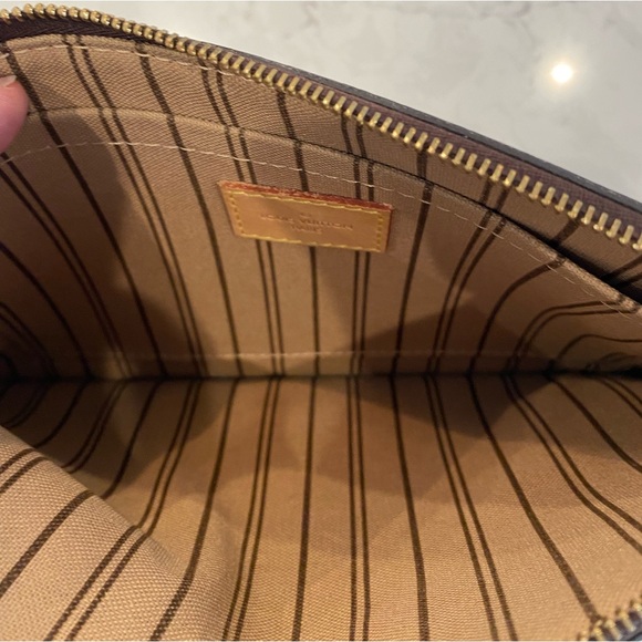 Louis Vuitton Wristlet Like NEW - Picture 9 of 14